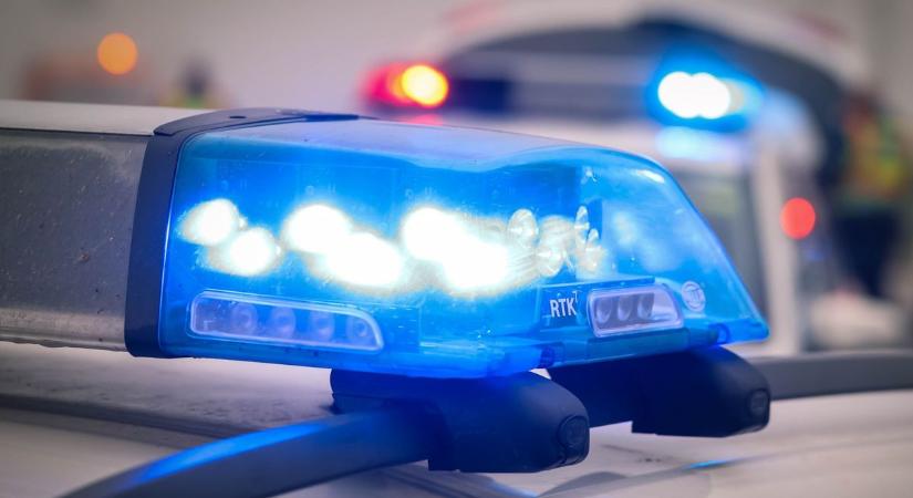 Brutális baleset a dunántúli főúton, három ember beszorult az összetört autóba