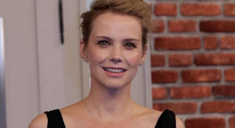 Osvárt Andrea kislánya már egy éves: Luna barna hajú kis tünemény