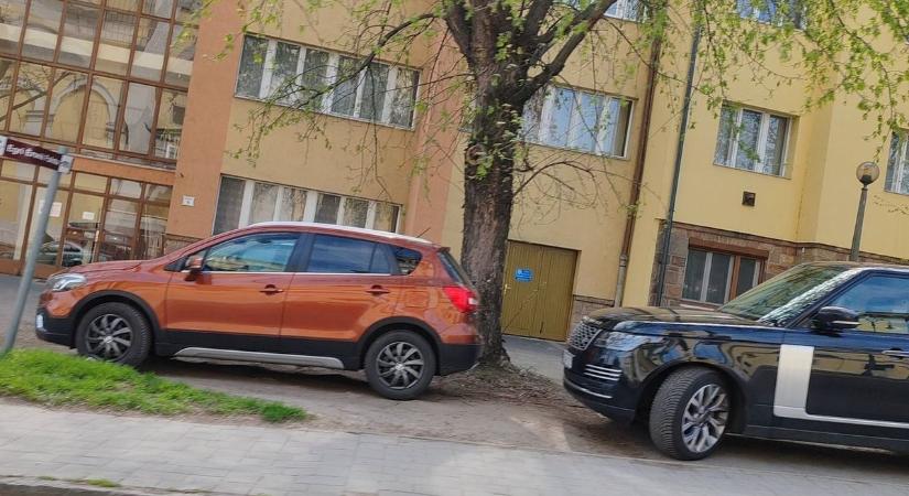 Nagy autó, nagy arc? Az egri parkolókban már semmi sem szent – fotókkal