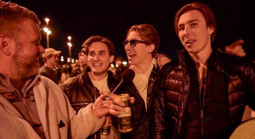 Az éjszaka sosem ért véget – ünneplő fiatalok a Tisza-győzelem után