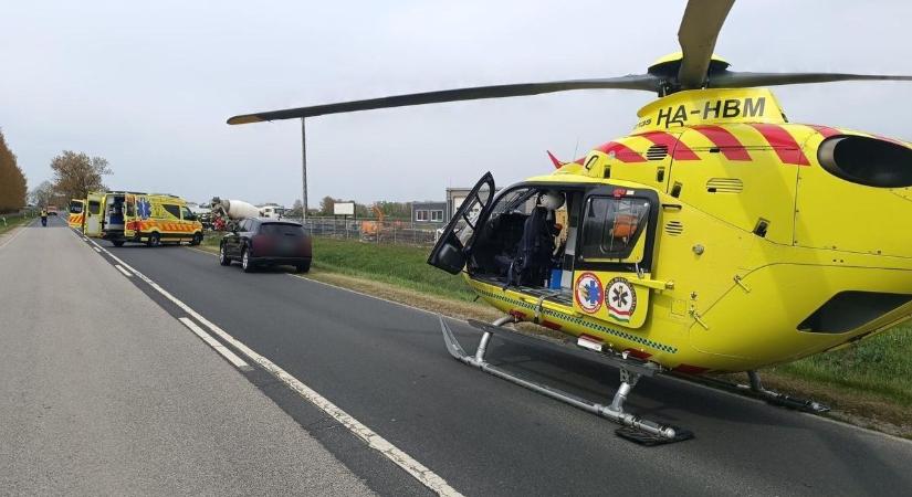 Hárman beszorultak a roncsok közé, mentőhelikopter landolt a 85-ös főúton