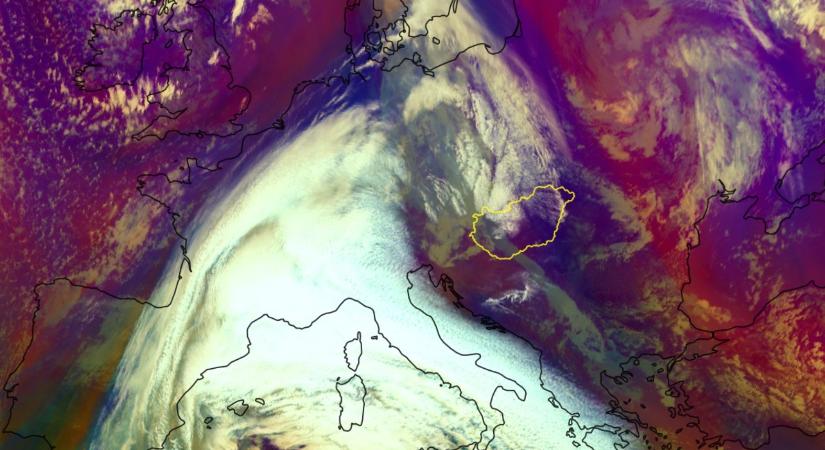 Sivatagi por, sáros eső érkezik