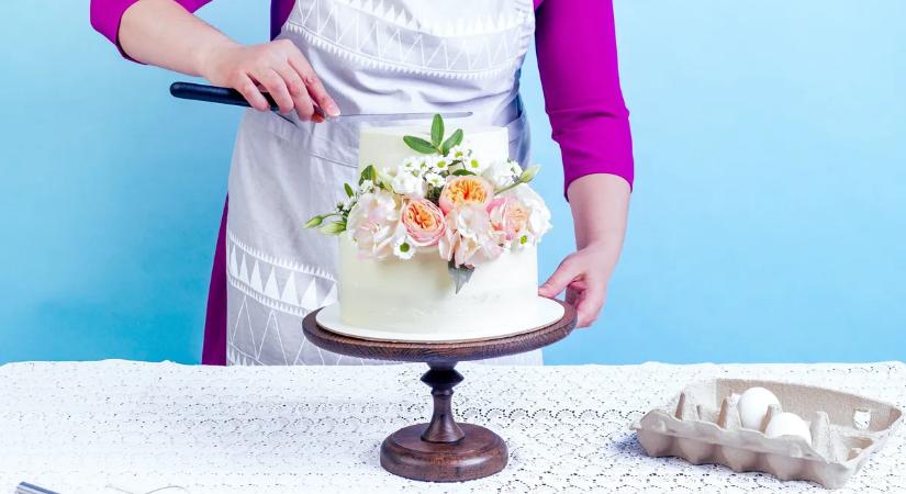 Költséghatékony és pénztárcabarát megoldás a nagy napra: így készíts esküvői tortát házilag