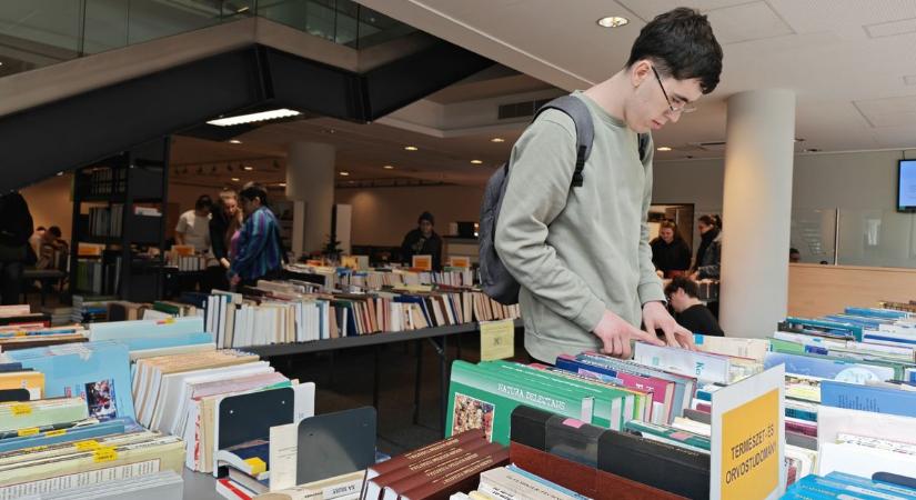 Kincsvadászat indult Szegeden: fillérekért viszik a könyveket