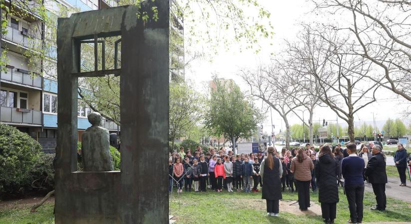 Derkovits Gyula előtt tisztelegtek koszorúzással a Rohonci úton