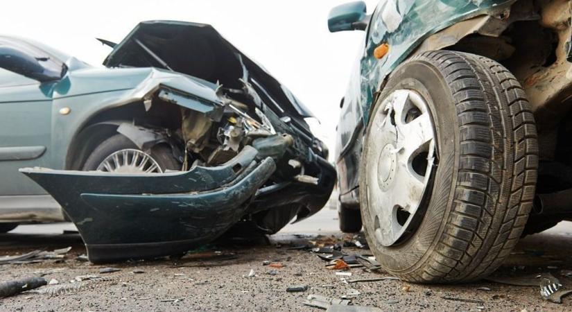 Parkoló autóba rohantak a Bakonyalján, 5 hónapos csecsemő ült a kocsiban