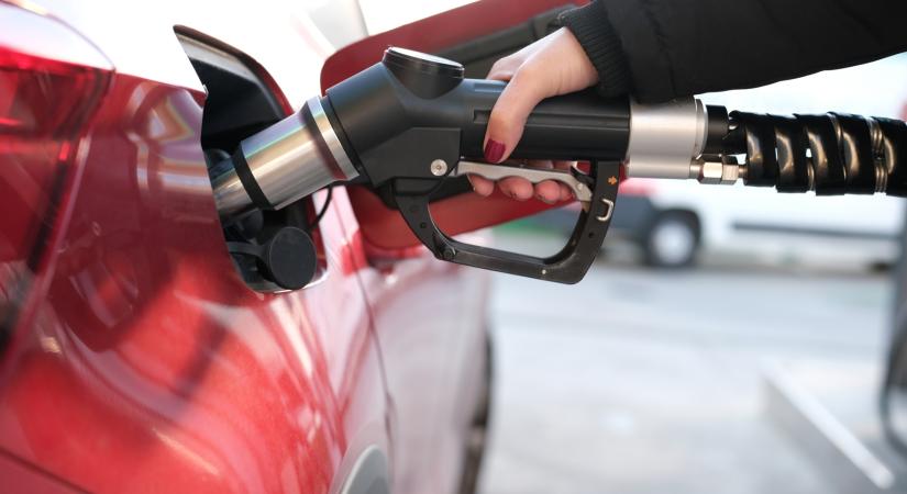 Szuperautókkal lopják a benzint: luxusautókkal menekülnek a tolvajok a kutakról