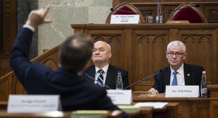 Jó hosszú időre igyekezett bebetonozni a Fidesz a közjogi méltóságokat