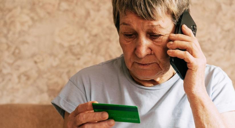 Zacskóba rakott milliókkal várta a kamurendőröket, hogy szabadon engedjék a fiát