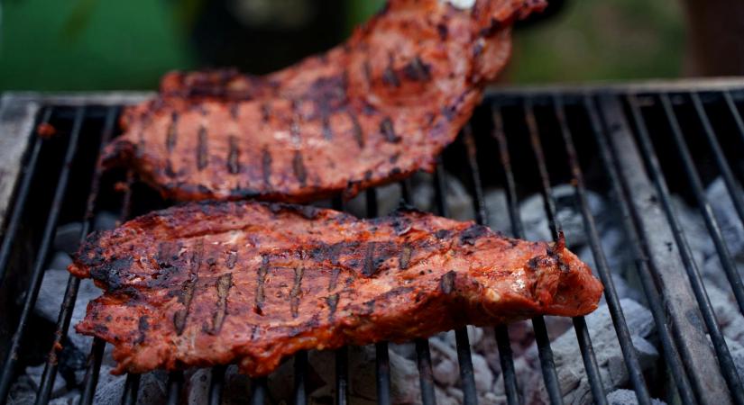 A barbecue és a grill közötti különbség – valamint a legjobb technikák