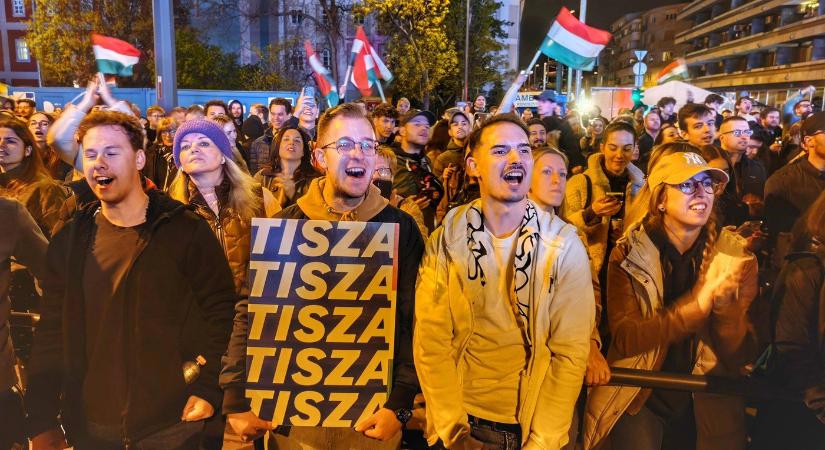 Világsztár ünnepelt Budapesten a Tisza győzelem után a fiatalokkal az utcán