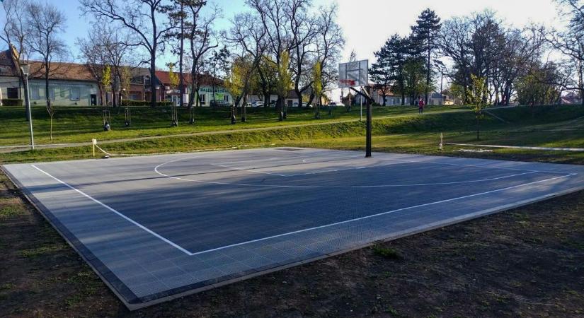 Új kosárlabdapályát építettek a Halesz ligetben