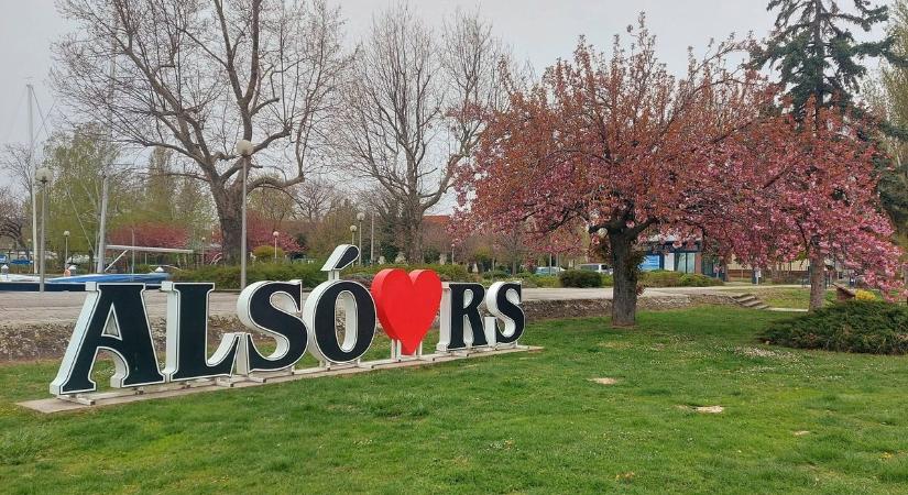 Több százmilliós fejlesztések Alsóörsön: ilyen lesz a Balaton egyik legmenőbb strandja