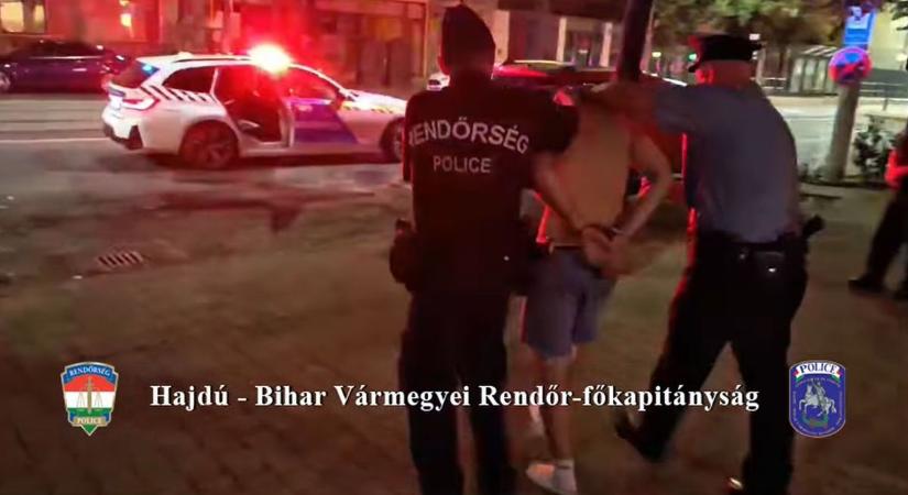 Levetkőzött Debrecen belvárosában a késes rabló, hátha úgy nem veszik észre a rendőrök – videóval
