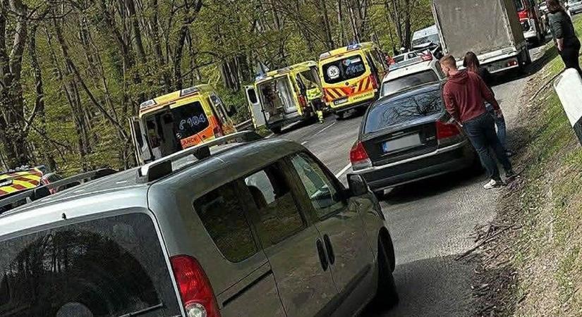 Szörnyű tragédia: több mentőautó és mentőhelikopter is érkezett, az utat teljes szélességben lezárták