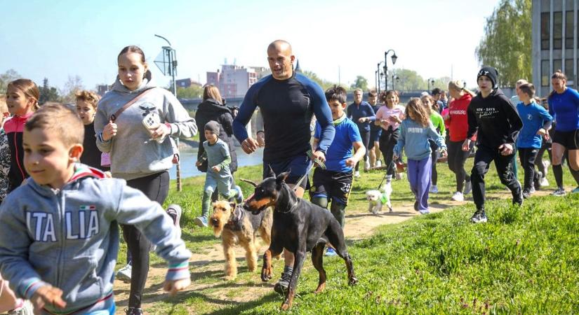 Kerekesszékben is sorstársait segíti Csenge – a szeretet újra csodát tett a Tiszaligetben – galériával