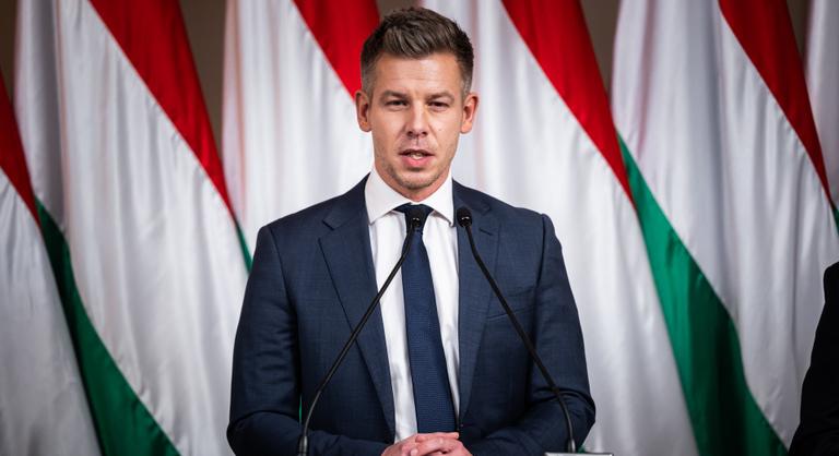 Magyar Péter nemzetközi sajtótájékoztatón válaszol a kérdésekre a Tisza győzelme után