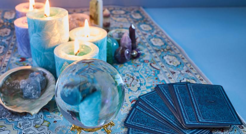 Heti Tarot jóslás április 13-19: új utakra hív a Bolond lapja