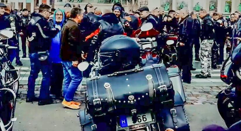 Videó: motoros megemlékezés a Hősök terén - Jöhet eső, jöhet hideg...