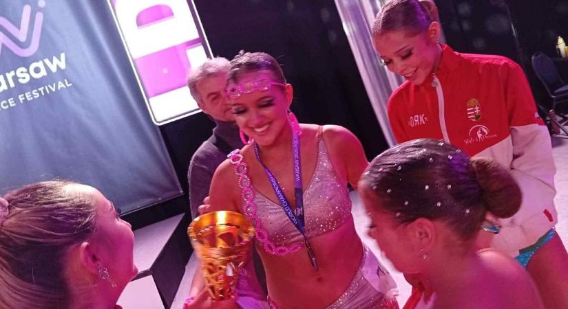 Három arannyal repült haza a csodálatos táncosnő a vb-ről és világkupáról