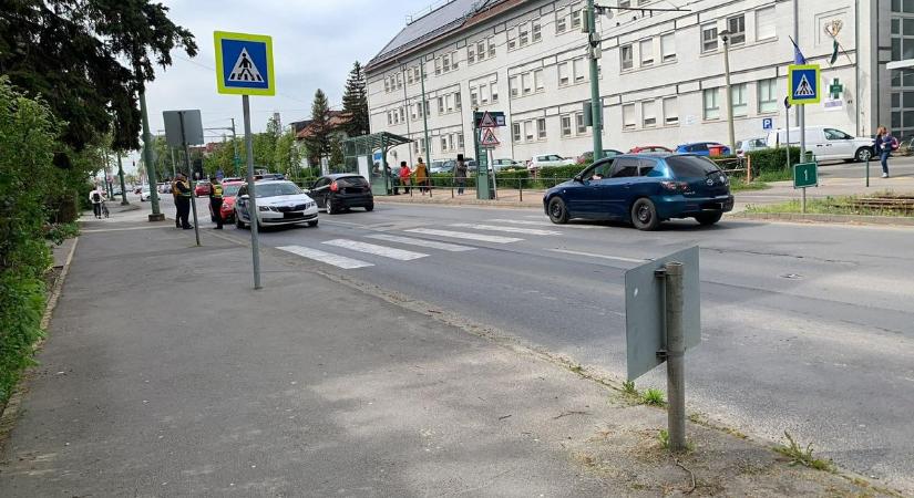 Forgalmi fennakadás a Kálvária sugárúton: rendőrautóba ütköztek a zebránál