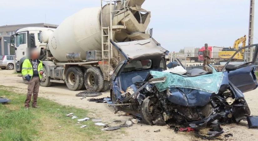 Sokkoló helyszíni fotók a 85-ös főúton történt baleset