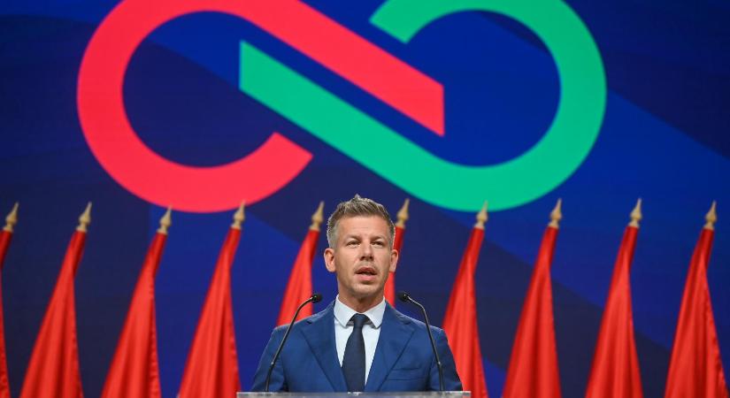 Magyar Péter: Szijjártó Péter ma 10 órakor megjelent a KKM-ben, a szankciós anyagokhoz köthető dokumentumokat darálják le éppen