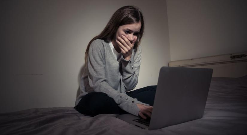 Több mint 40 milliót játszott el online szerencsejátékon egy csaló!