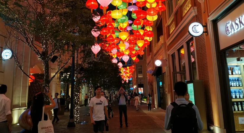 Kirúgási hullámot terveznek a közszférában Hongkongban 2027 közepéig