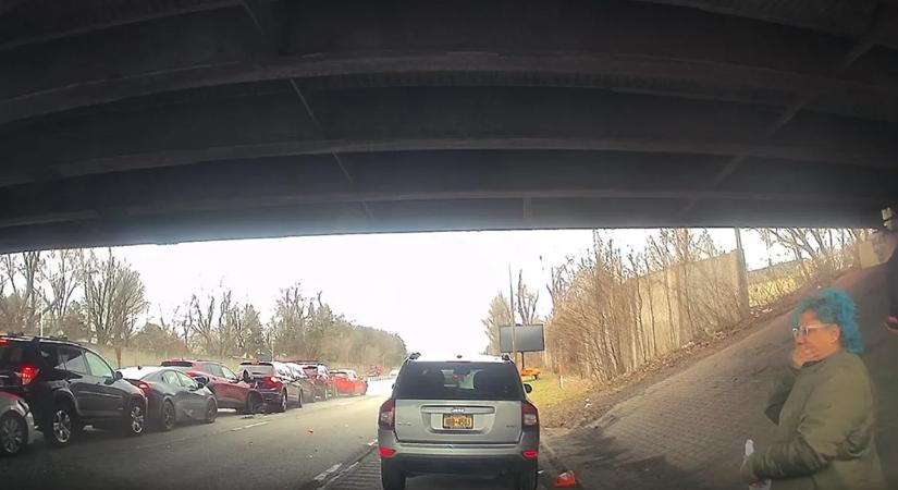 Pokol a középső sávban, sorra rohantak egymásba az autók – videó