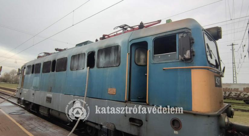 Füstölni kezdett egy villanymozdony Szajolban, tűzoltók avatkoztak be