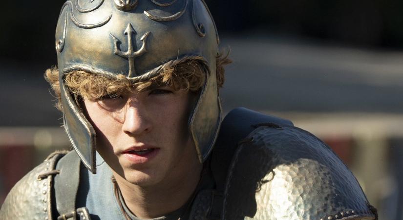 Halálos fenyegetéseket kaptak a közelébe kerülő lányok, kihagyja a gimis bált a fantasysorozat sztárja