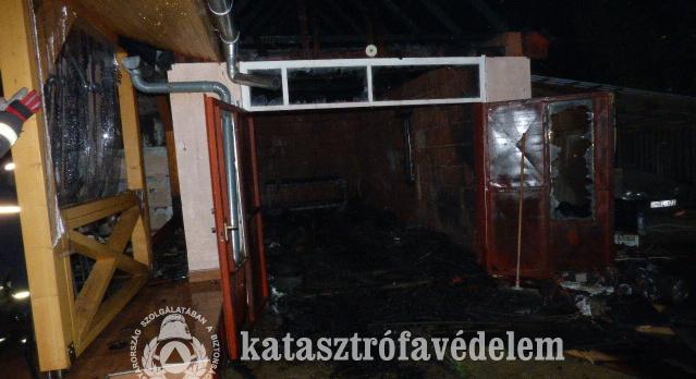 Terasz és garázs égett egy karcagi családi háznál