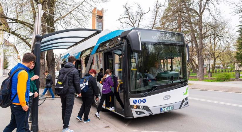 Könnyítés a diákoknak: szeptemberig érvényes, ingyenes buszbérletek jönnek