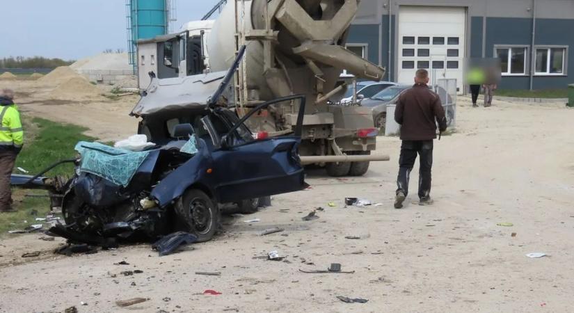 Felismerhetetlenségig roncsolta össze a betonkeverő teherautó a személygépkocsit