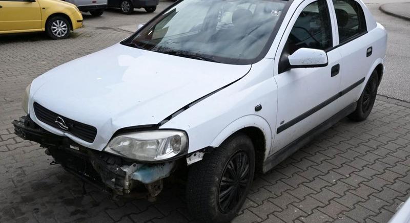 Kipontozva, vélhetően piásan sodródott át a másik sávba