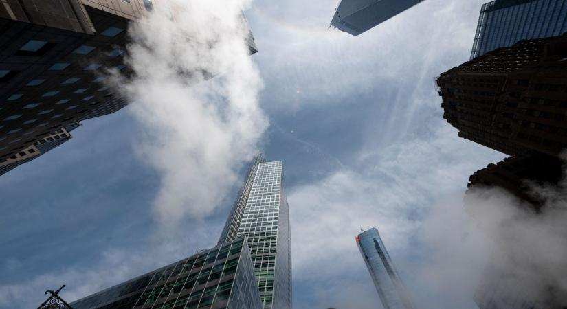 Rekordbevétel, mégis mínuszban: furcsa napja volt a bankóriásnak – a befektetők nem ájultak el a válságálló portfóliótól