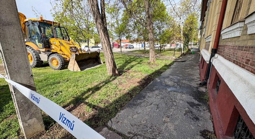 Dőlő villanyoszlop és bokáig érő ár Szolnokon – megmozdult a föld a Thököly úton