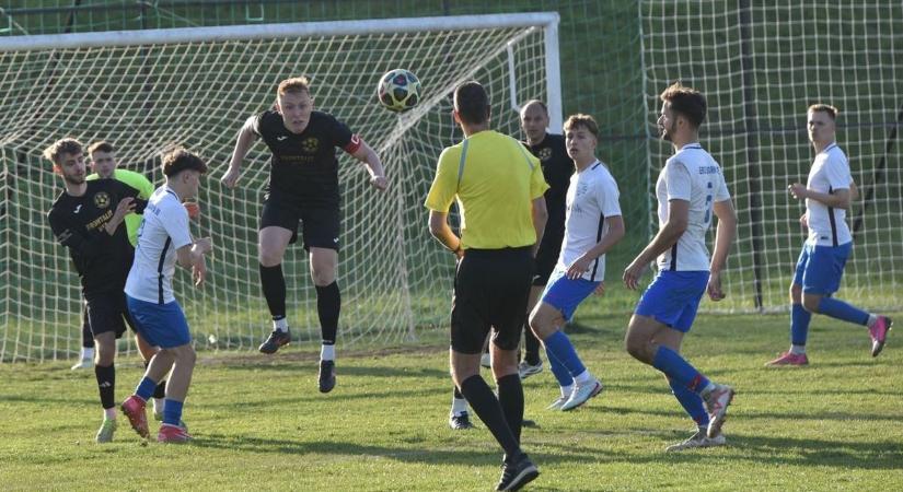 Elszabadultak az indulatok a rangadón, így szórta a sárga és piros lapokat a hajdú-bihari játékvezető!