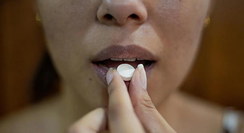 Leolvadt egy nő arca a depresszióra szedett gyógyszertől