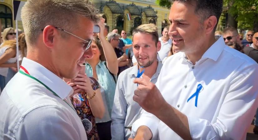 Márki-Zay Péter jelképesen levette a korrupcióellenes küzdelmet képviselő kék szalagot