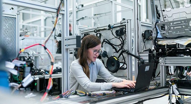 Az egész világgal versenyeznek a hazai cégek a mérnökökért