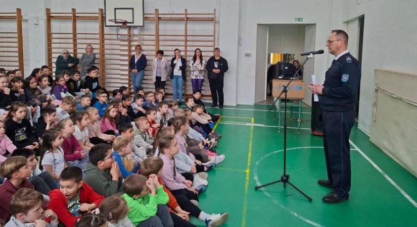 Rendőrök érkeztek a záhonyi iskolába