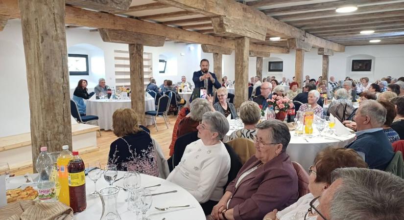 Szépkorúak ünnepe: Összefogtak a Fertő-táj nyugdíjasai