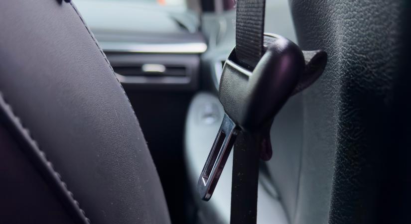 Sok autós nem tudja, miért van ez a hurok a biztonsági övön