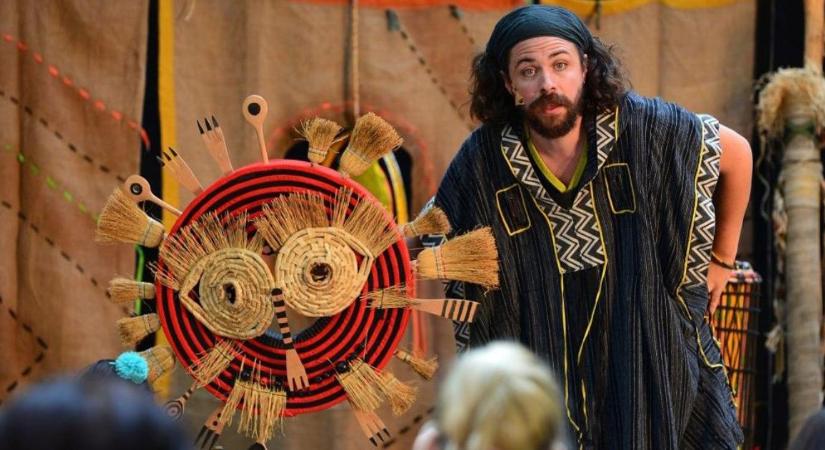 A Vojtinából afrikai kunyhójába viszi a nézőt Danny, az amerikai mesemondó