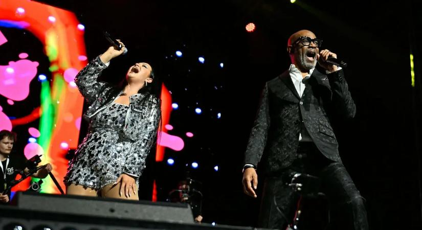 Magángéppel utazik és világsztárokkal turnézik a magyar énekesnő, Danis Elza