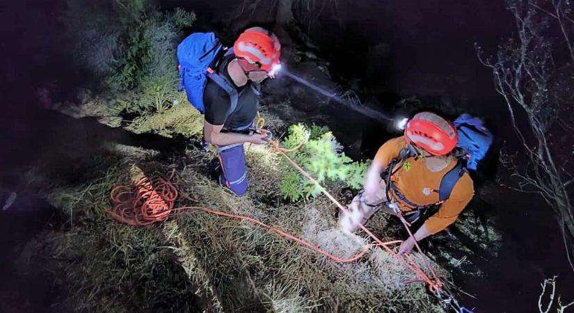 Három tinédzser rekedt a hegyen Ausztriában, helikopter is érkezett a helyszínre - fotók