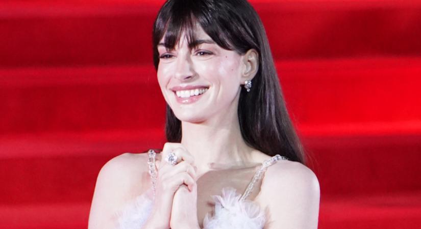 Anne Hathaway mindenkit letarolt a vörös szőnyegen ebben a meseszép ruhában