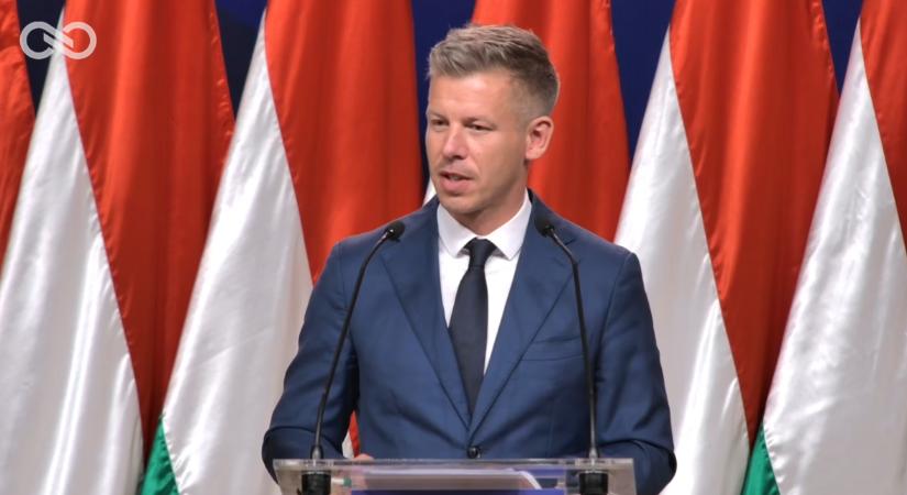 Magyar Péter: Szijjártó Péter iratokat darál a Külügyminisztériumban